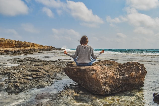 How to Host a Mindful Potluck Dinner: Cultivating Connection through Food